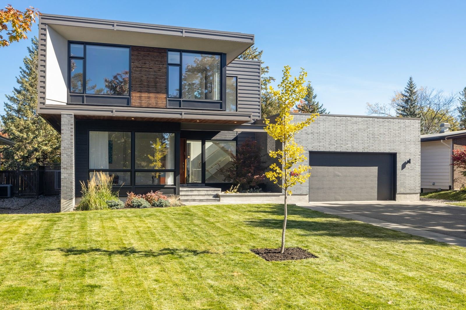Maison familiale de deux étages / Two-storey family home with garage