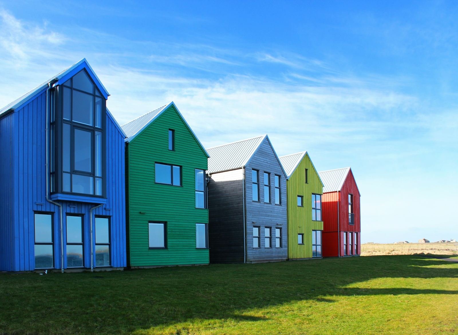 Rangée de maisons colorées / Row of colourful gabled homes