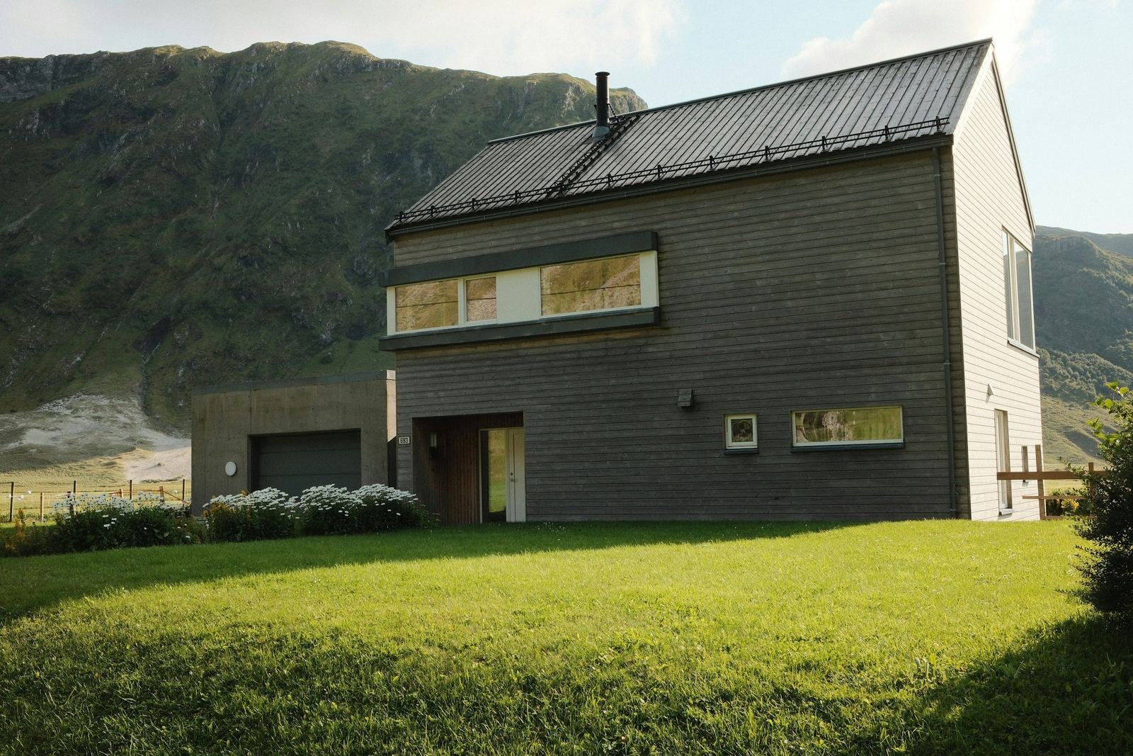 Maison à deux étages sur une colline / Two-storey home on a green hillside