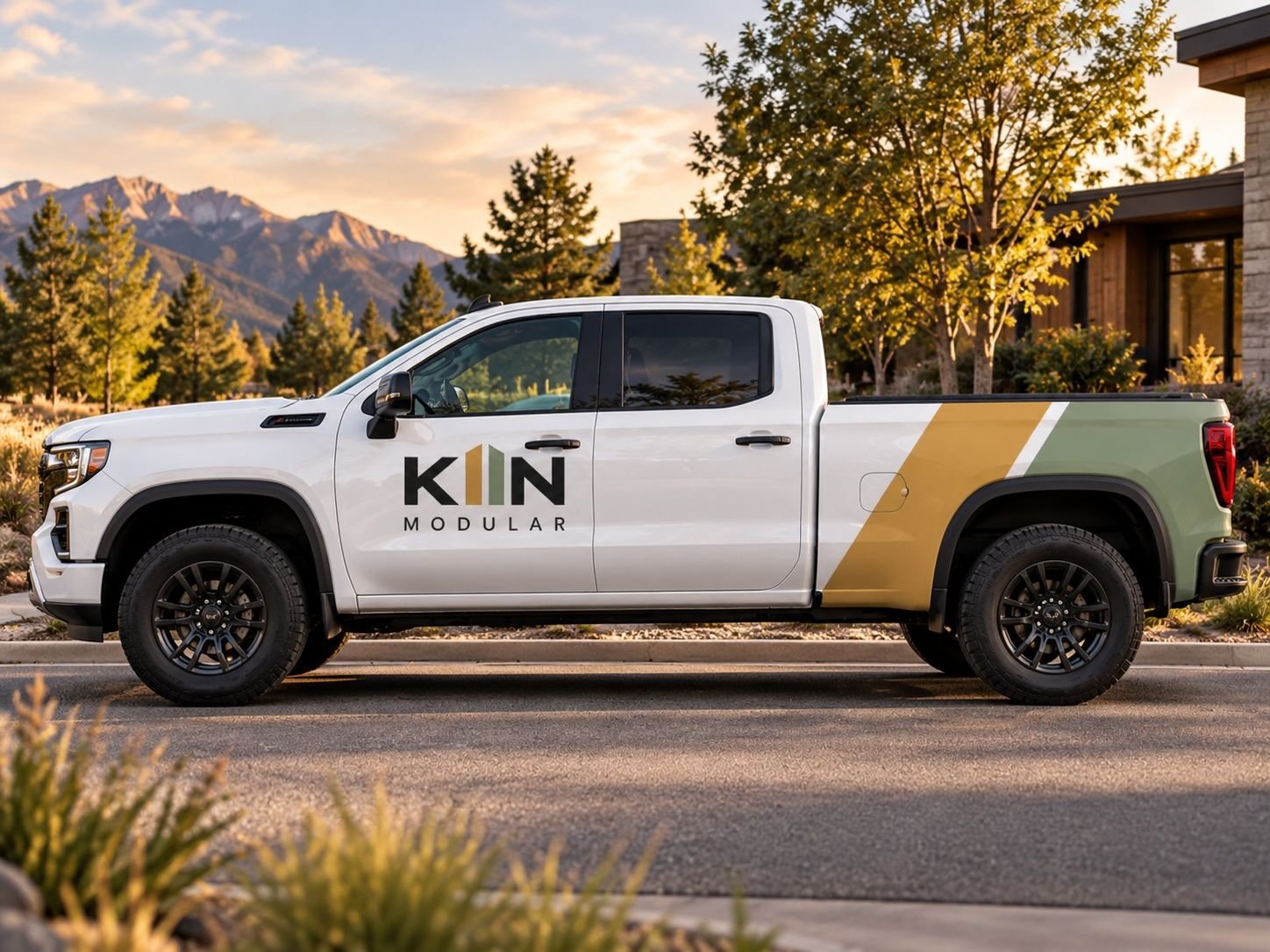 Camion Kiin Modular devant une maison au coucher du soleil / Kiin Modular truck in front of a home at sunset